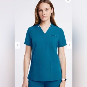 Jaanuu Women’s Three Pocket Scrub Top